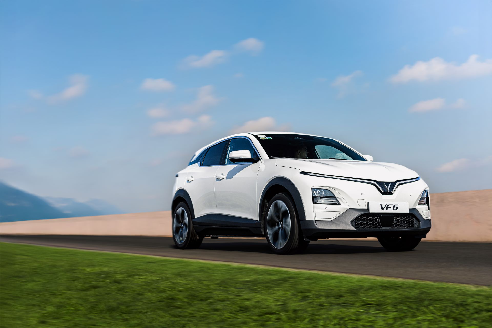 [VF 6] Chìa khóa điều khiển từ xa VF 6 – chức năng RF, mở khóa cửa hậu, khởi động, định vị